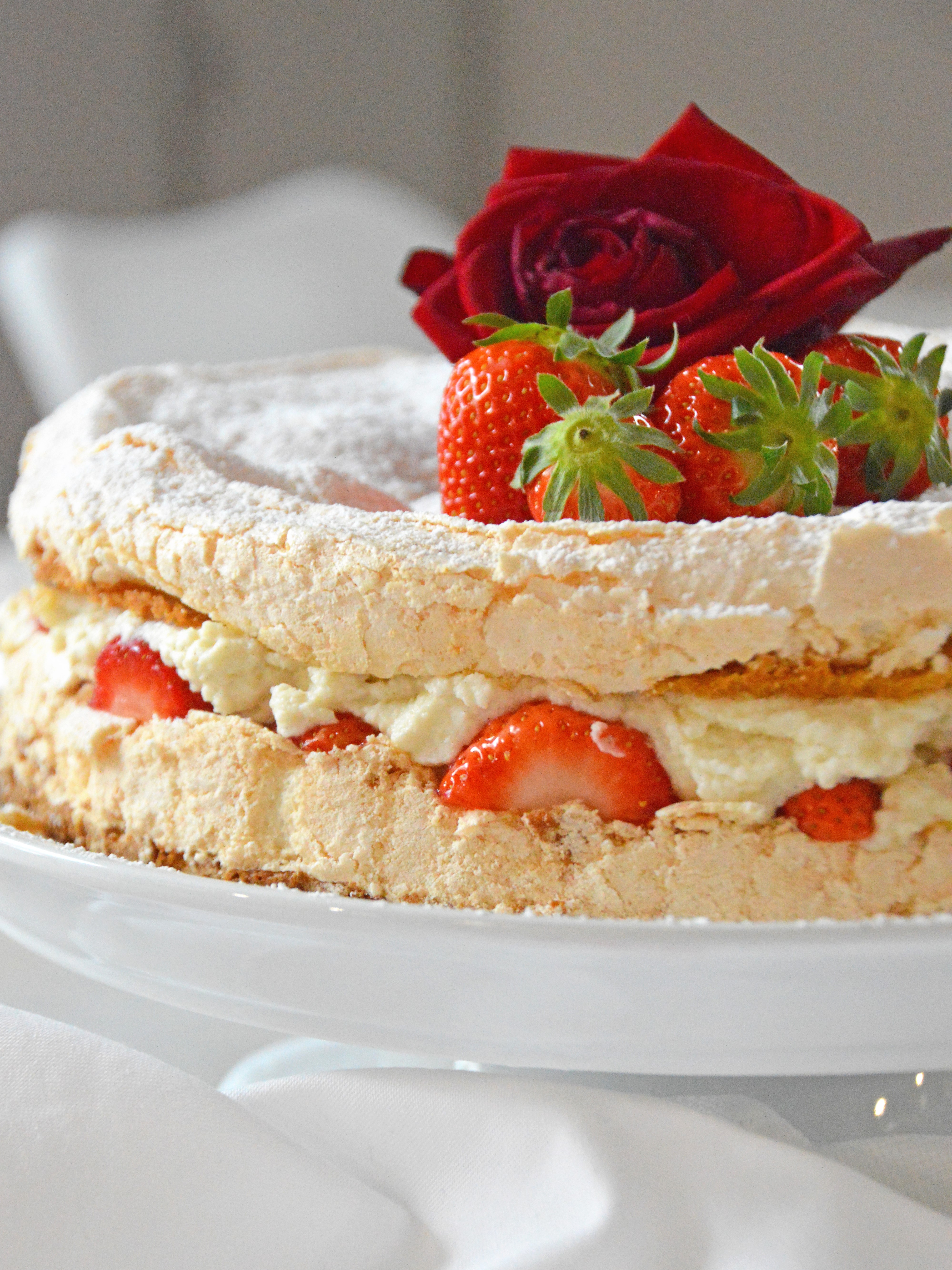 Erdbeer-Baiser Torte